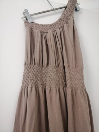 Vestido asimétrico beige de un hombro