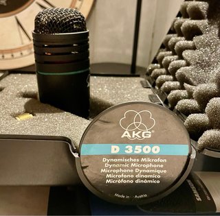 Micrófono AKG D 3500 para bombo