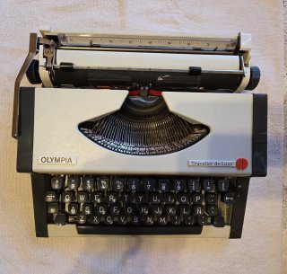 Máquina de escribir Olympia Traveller de Luxe