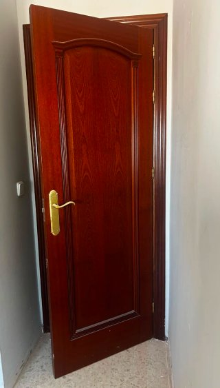 Puertas de madera maciza oscura con manilla dorada