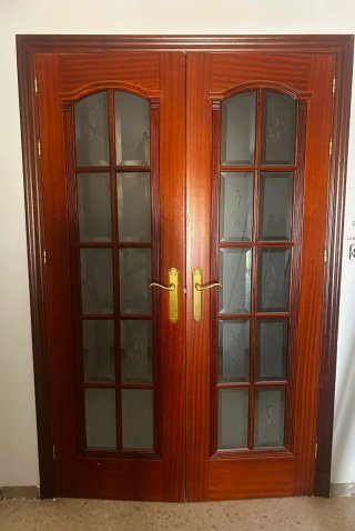 Puertas de madera maciza oscura con manilla dorada