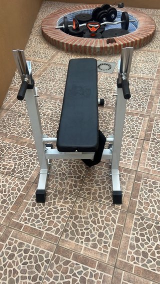 Banco de gimnasio y barra