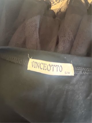 Vestido negro con volantes de tul