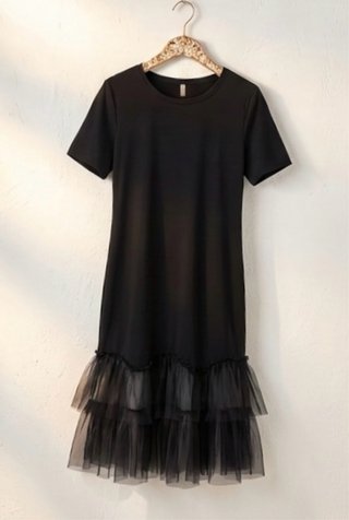 Vestido negro con volantes de tul