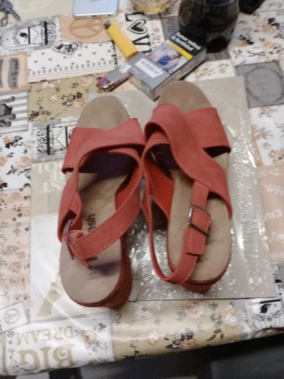 Sandalias rojas de cuña