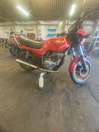 Yamaha Sanglas Roja y Dorada