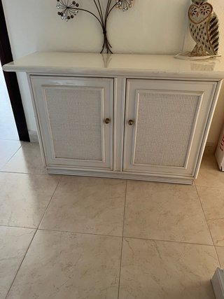 Mueble de ratán beige y blanco