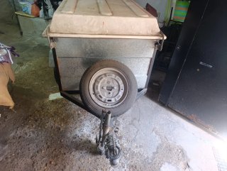 Remolque de carga en buen estado