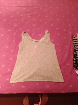 Camiseta tirantes gris con estrella rosa