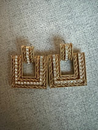 Pendientes dorados cuadrados con pedrería