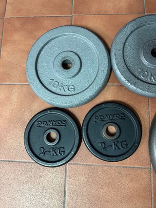 Discos de pesas 1x20kg, 2x10kg, 2x2kg.