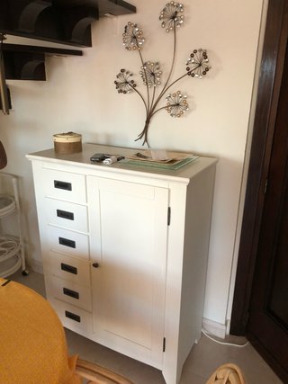Mueble blanco con cajones y puerta