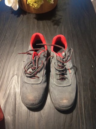 Zapatos de seguridad grises y rojos
