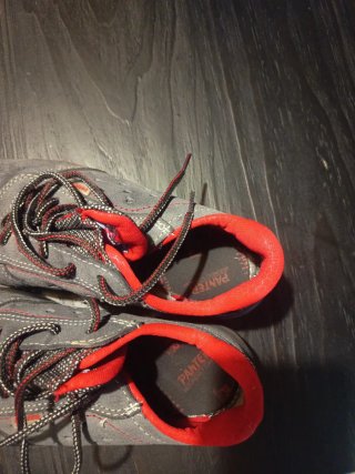 Zapatos de seguridad grises y rojos