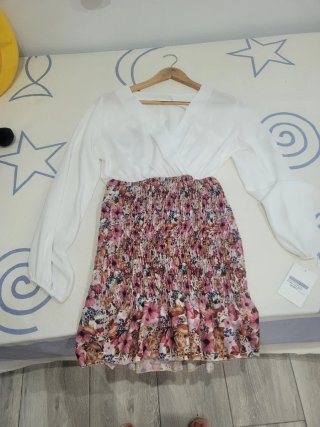 Vestido blanco y estampado floral