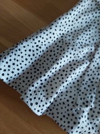 Falda Stradivarius lunares blanca y negra