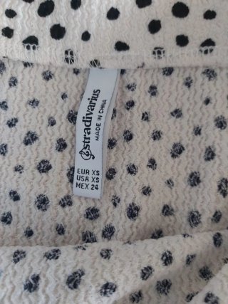 Falda Stradivarius lunares blanca y negra