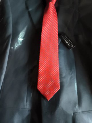 Traje de chaqueta negro y corbata roja