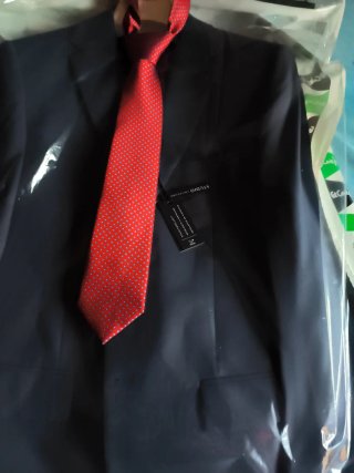 Traje de chaqueta negro y corbata roja