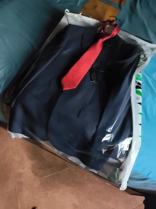 Traje de chaqueta negro y corbata roja