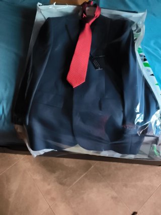 Traje de chaqueta negro y corbata roja