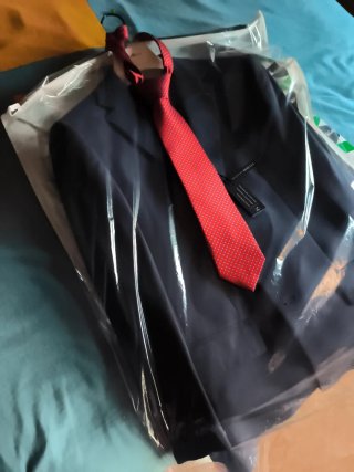 Traje de chaqueta negro y corbata roja