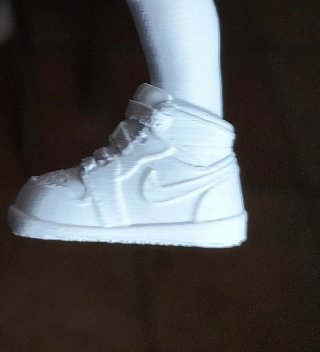 Scultura dito medio con scarpe