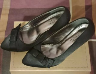 Zapatos de tacón negros.