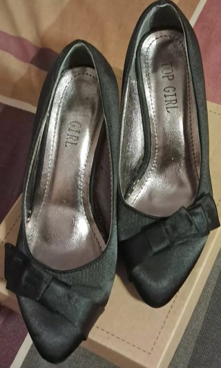 Zapatos de tacón negros.