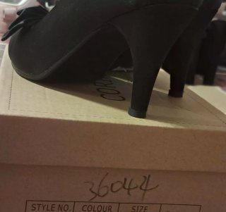 Zapatos de tacón negros.