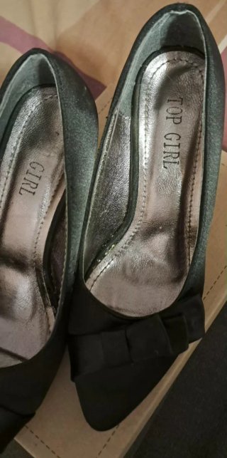 Zapatos de tacón negros.