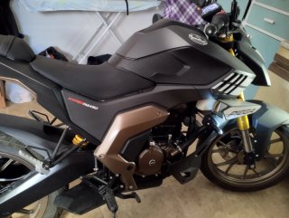 Moto Naked Negra y Dorada
