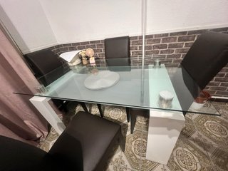 Sofá modular gris y mesa de comedor