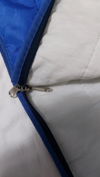 Saco de dormir azul para acampada