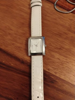 Reloj de pulsera blanco y plateado