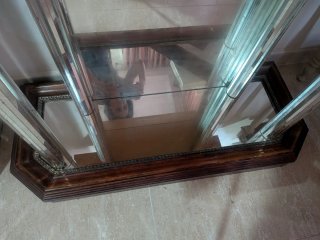 Recibidor de madera y cristal