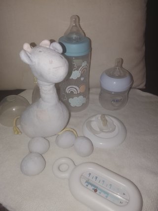 Lote Bebé: Biberones Chupete,Peluche y Termómeto
