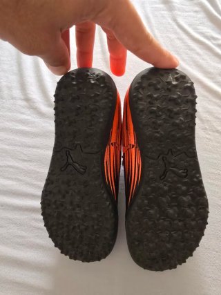 Zapatillas Puma niño negras y naranjas
