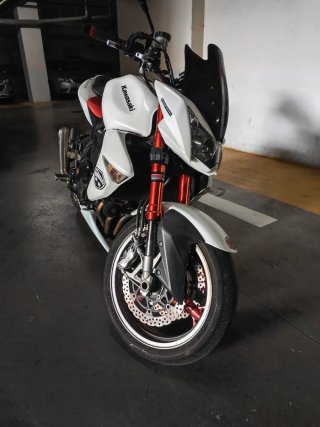 Kawasaki Z1000 Blanca y Roja