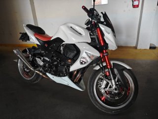 Kawasaki Z1000 Blanca y Roja