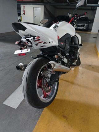 Kawasaki Z1000 Blanca y Roja