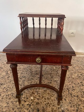Mesilla de madera oscura
