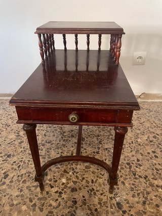 Mesilla de madera oscura