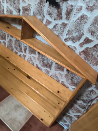 Estantería de madera de pino maciza con forma de c