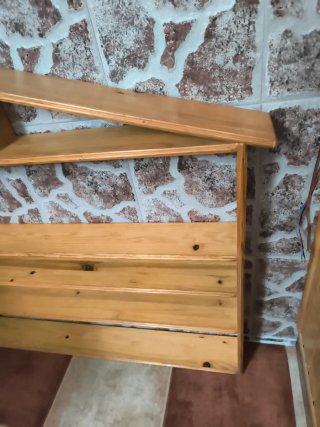 Estantería de madera de pino maciza con forma de c