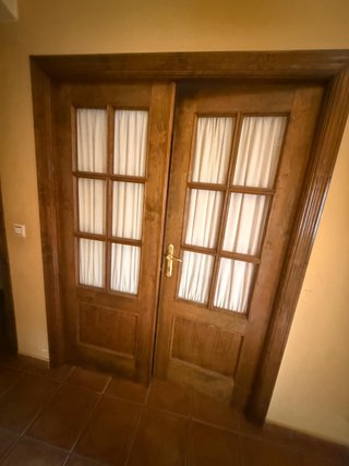 Puerta de madera maciza