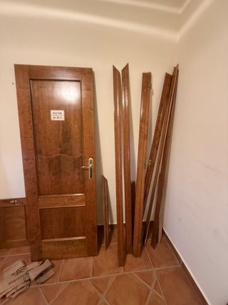 Puerta de madera maciza