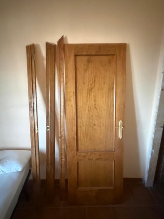 Puerta de madera maciza