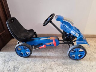 Coche a pedales Hot Wheels azul