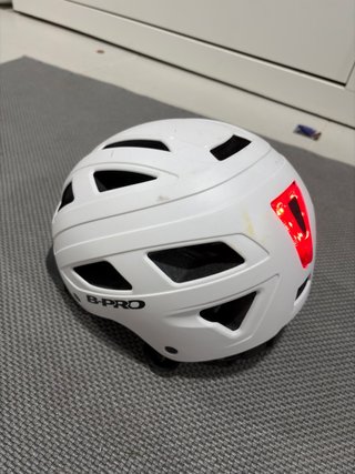 Casco para bicicleta con luz trasera
